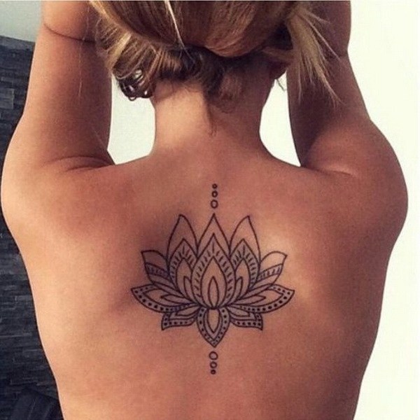 fleur de lotus dans le dos