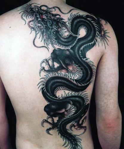 tatouage de dragon sur le dos