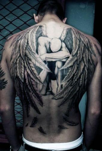 tatouage ange sur le dos de l'homme