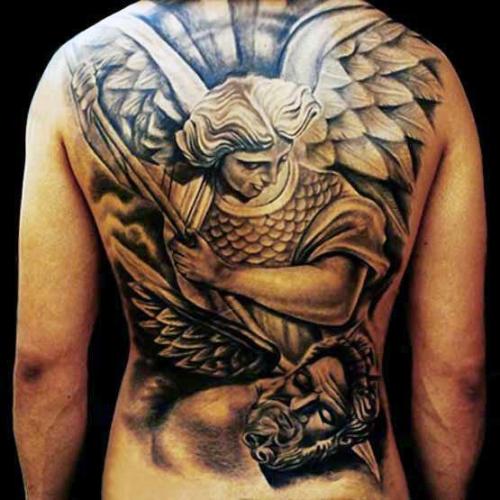 tatouage ange sur le dos des hommes