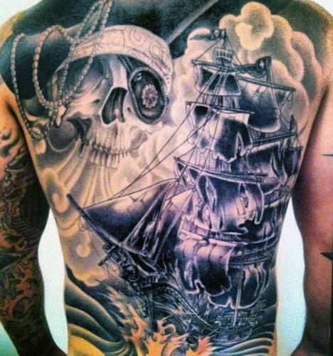tatouage de bateau pirate dans le dos