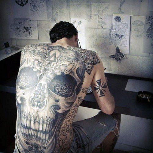 tatouage de crâne sur le dos de l'homme