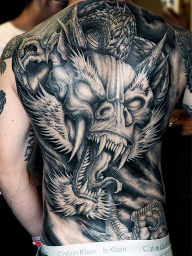 tatouage de dragon sur le dos des hommes