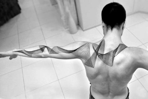 tatouage géométrique sur le dos de l'homme