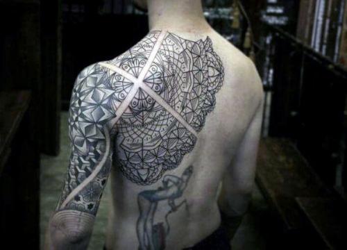 tatouage géométrique dans le dos