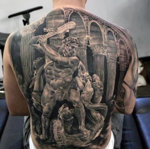 tatouage réaliste sur le dos