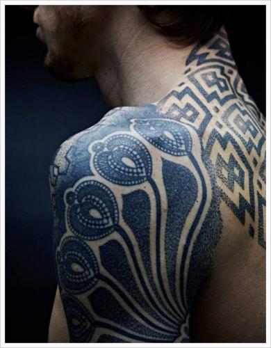 tatouage tribal sur le dos de l'homme