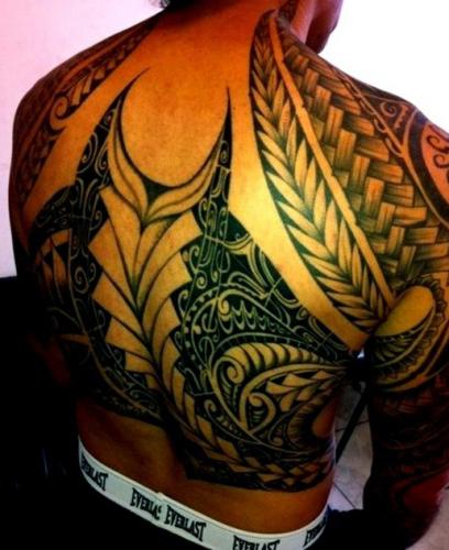 grand tatouage tribal sur le dos