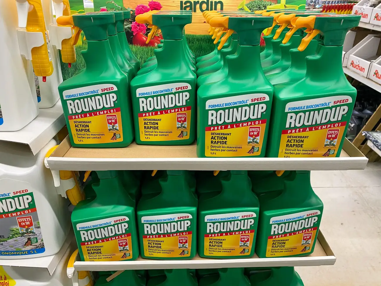 Le nouveau Roundup est un nom de marque d'un herbicide sans glyphosate, fabriqué par Monsanto Company - désherbant au glyphosate